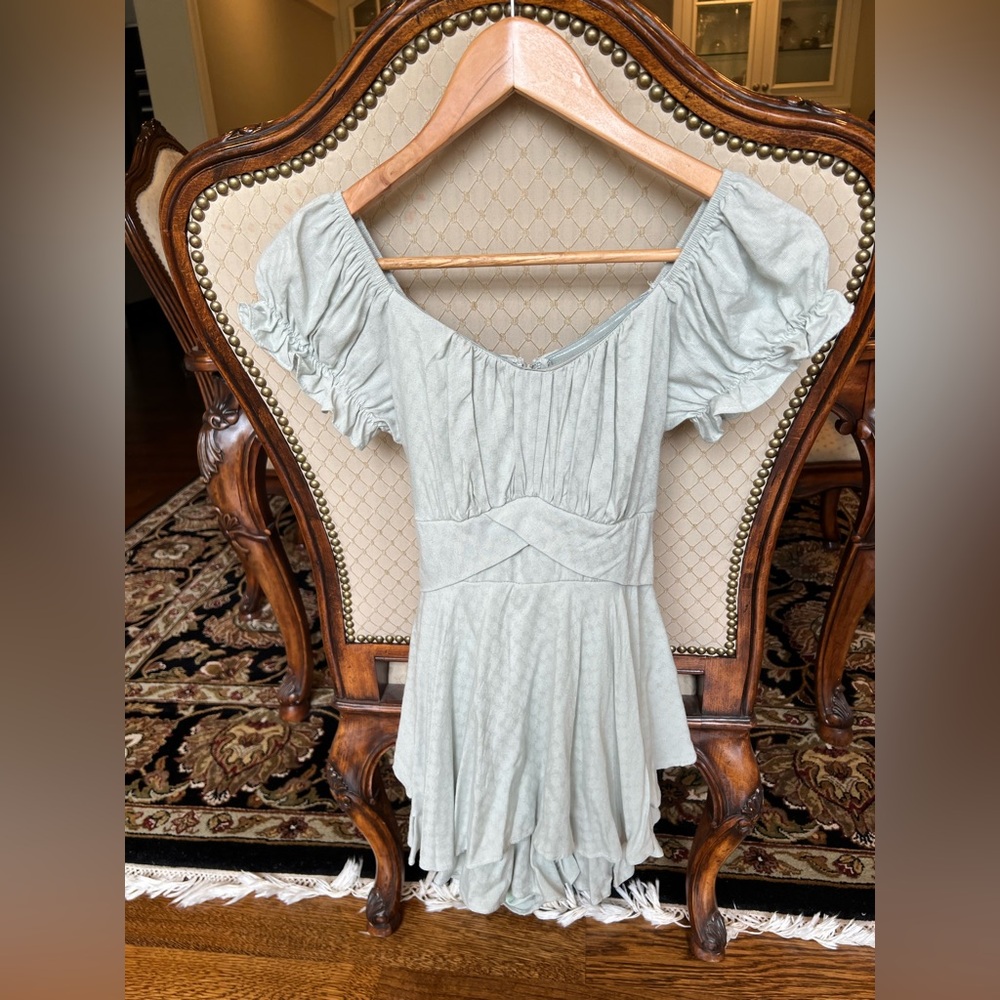 EUC Altar’d State pale green Romper. Size Small